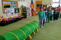 Dzieci przechodza przez tunel