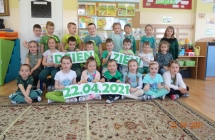 Ubrane na zielono pieciolatki z gr. V z napisem Dzien Ziemi 22.04.2021