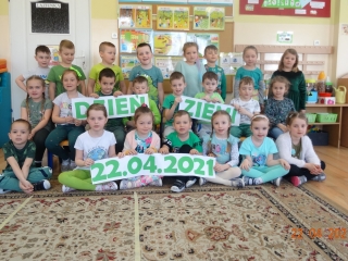 Ubrane na zielono pieciolatki z gr. V z napisem Dzien Ziemi 22.04.2021