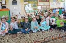 Pieciolatki z gr. V w czapkach ekologicznych graja na samodzielnie wykonanych ekologicznych instrumentach.