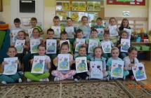 Pieciolatki z gr. V prezentuja swoje prace plastyczne Dzien Ziemi z Malym Misiem
