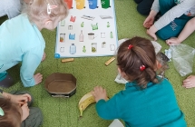 Dzieci na dywanie segregują śmieci do treści wiersza