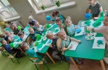 Dzieci robią pracę plastyczną wykorzytstując farby i balona