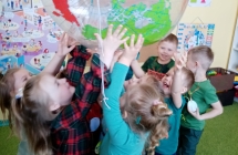 Dzieci z grupy VIII podczas zabawy z piłką w kształcie kuli ziemskiej.