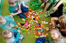 Dzieci z grupy VIII segregują nakrętki wg koloru.