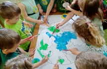 Dzieci z grupy VIII malują farbami sylwetę Ziemi.