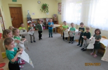 dzieci z gr. I graja na gazetach i tancza