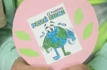 Dzieci na dywanie segregują odpady