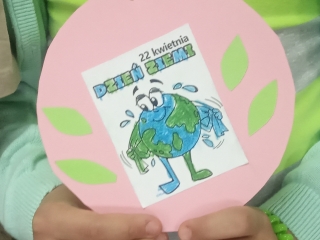 Dzieci na dywanie segregują odpady