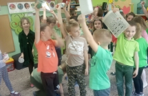 Dzieci uczestniczą w zabawie ruchowej z wykorzystaniem odpadów