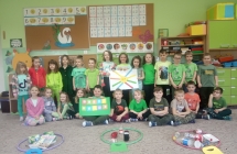 Dzieci z wykonanym plakatem i posegregowanymi odpadami