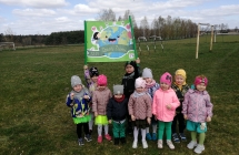 Przemarsz z transparentem wokół przedszkola.