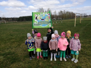 Przemarsz z transparentem wokół przedszkola.