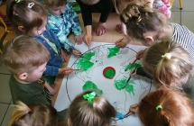 Malowanie farbami kuli ziemskiej.