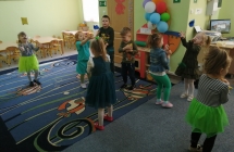 Zabawa ruchowa z wykorzystaniem woreczków.