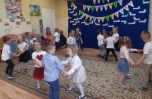 Dzieci tańczą do utworu 