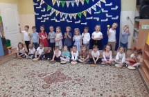 Przedszkolaki grają na instrumentach 