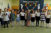 Dziewczynki recytuja wiersz dla mamy