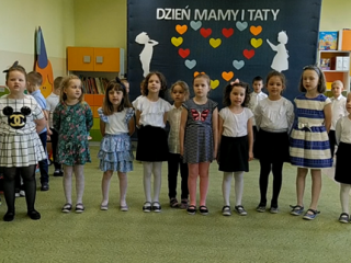 Dziewczynki recytuja wiersz dla mamy