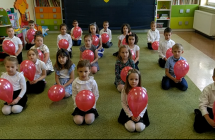 Dzieci wykonuja taniec z balonami