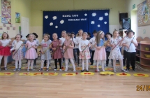 Dzieci z gr. V spiewaja piosenke dla Taty imitujac laskami gre na gitarze.