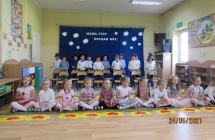 Dzieci z gr. V graja dla Rodzicow na instrumentach perkusyjnych.