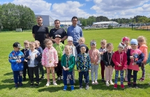 Dzieci pozuja w zdobytych medalach