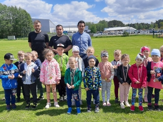 Dzieci pozuja w zdobytych medalach