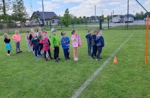 Dzieci biora udzial w konkurencjach sportowych