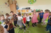 Dzieci tancza w kole