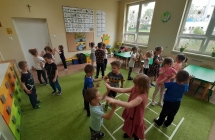 Dzieci tancza w parach