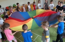 Zabawy dzieci z wykorzystaniem chusty animacyjnej