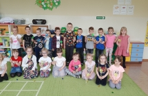 Dzieci pozuja z otrzymanymi upominkami