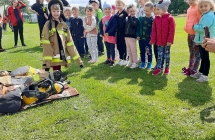 Dziewczynka przymierza stroj strazaka