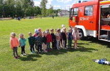 Dzieci ogladaja woz strazacki