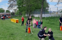 Dzieci biora udzial w konkurencjach przygotowanych przez Mlodziezowa Druzyne Pozarnicza w Malanowie