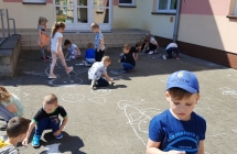Dzieci rysuja kreda na kostce