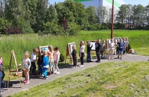 Dzieci maluja farbami na sztalugach