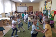 Tanczace przedszkolaki