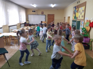 Tanczace przedszkolaki