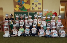 Dzieci z gr. III trzymaja kolorowanki z okazji Dnia Dziecka