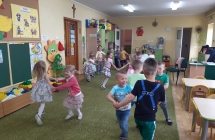 Przedszkolaki podczas zabawy tanecznej w sali przedszkolnej