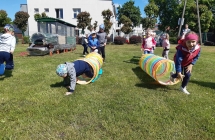 Dzieci pokonuja tor przeszkod