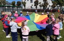 Dzieci z gr. III podczas zabawy chusta animacyjna