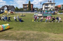 Przedszkolaki przeciagaja line