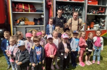 Przedszkolaki przed wozem strazackim ze strazakami OSP