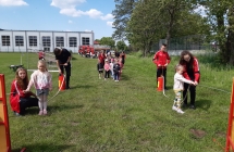 Dzieci celuja do tarczy strumieniem wody