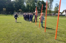 Przedszkolaki biegna slalomem miedzy slupkami