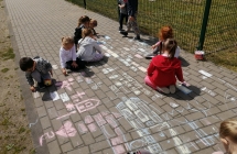 Rysowanie kreda na chodniku