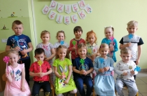 Zdjecie grupowe z upominkami